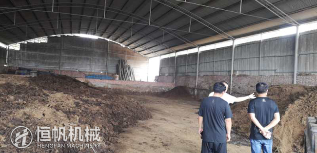 鄭州恒帆機(jī)械為溫縣客戶(hù)實(shí)地規(guī)劃年產(chǎn)三萬(wàn)噸牛糞有機(jī)肥生產(chǎn)線項(xiàng)目(圖3) 牛糞倉(cāng)儲(chǔ)廠區(qū)參觀